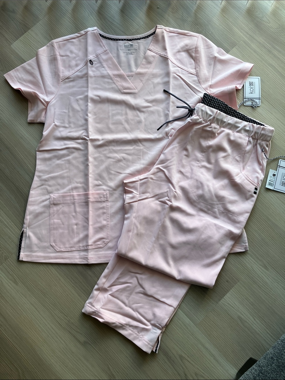 Koi XL Women’s scrub set NWT